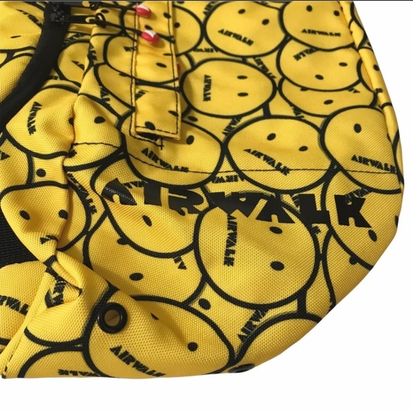 NWT Airwalk oversized waist bag/fany pack yellow with Airwalk smiley faces - Picture 4 of 8